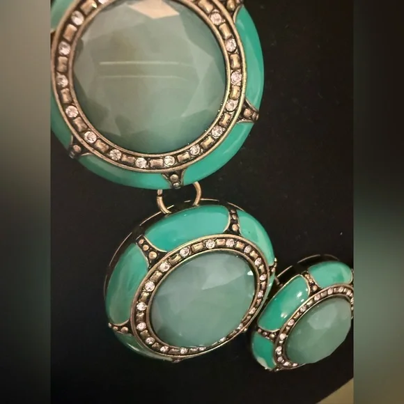 Elegant Green Statement Necklace - Picture 4 of 6